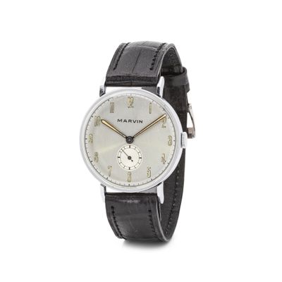 une image représentant une montre avec un cadran blanc et un bracelet en cuir noir