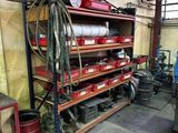 un garage avec de nombreux outils sur les étagères