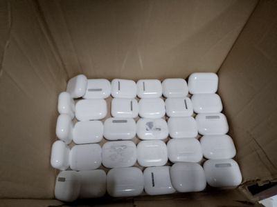 une boîte en carton contenant tout un tas d'appareils électroniques blancs