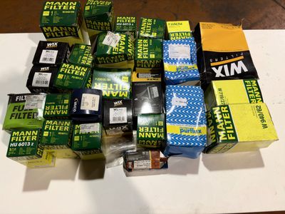 une pile d'objets assortis sur une table