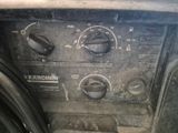 un gros plan sur le tableau de bord d'une voiture