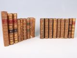 un groupe de vieux livres posés les uns sur les autres