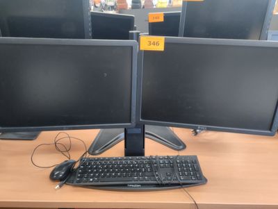 deux écrans d'ordinateur et un clavier posés sur le bureau