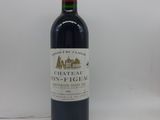 une bouteille de vin posée sur une table