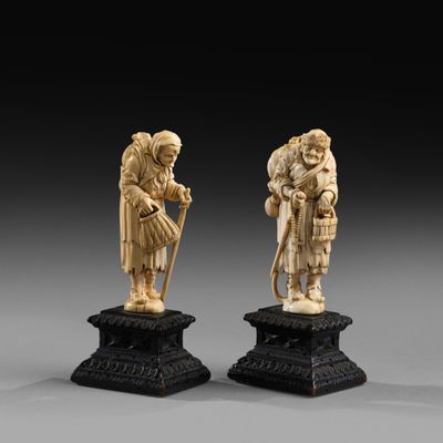 une paire de figurines en ivoire sculpté représentant un homme et une femme
