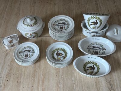six tasses et une soucoupe posées sur une table en bois