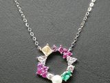 gros plan d'un collier sur une surface noire