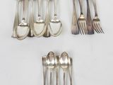 beaucoup de cuillères et de fourchettes en argent sur la table