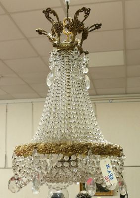 un lustre en cristal suspendu au plafond d'une pièce