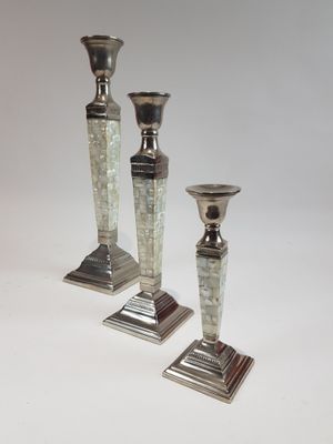 Ensemble de trois bougeoirs décoratifs en métal argenté et a…