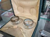 une boîte contenant deux bagues, posée sur une table en verre