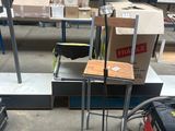 beaucoup de cartons et d'outils par terre