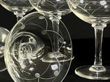 quatre verres à vin posés les uns à côté des autres sur une table