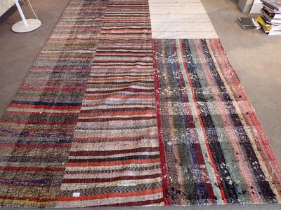 les deux tapis qui se trouvent sur le sol du salon