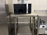 un micro-ondes et un four à micro-ondes dans une petite cuisine