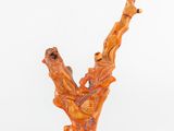 une sculpture orange représentant une branche d'arbre sur laquelle est perché un oiseau