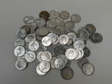 une pile de pièces d'argent sur une surface blanche