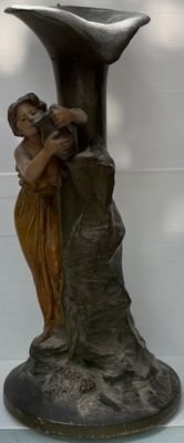 Femme se désaltérant Sculpture en terre-cuite, signée R. Aur…