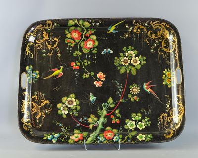 un plateau noir orné d'oiseaux et de fleurs