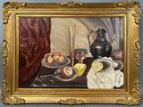 une peinture à l'huile représentant une nature morte avec une théière, des citrons et une assiette de fruits