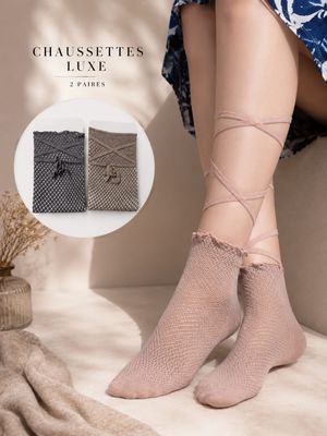 deux paires de socquettes pour femmes, munies de lacets