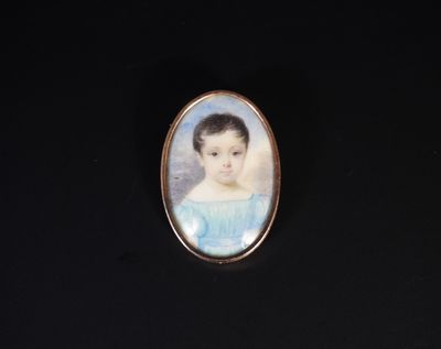 un portrait miniature représentant une jeune fille en robe bleue