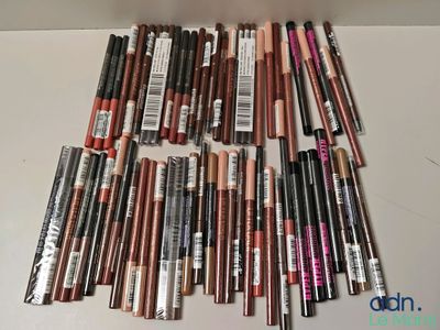 tout un tas de mascaras posés sur la table