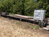 un grand conteneur posé au bord d'une voie ferrée