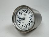 une horloge argentée avec des chiffres, posée sur un fond blanc