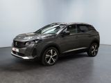 un SUV gris garé dans une pièce aux murs blancs