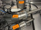 deux outils électriques posés sur un évier en métal