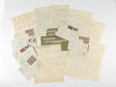 de nombreuses vieilles lettres et enveloppes posées sur une surface blanche