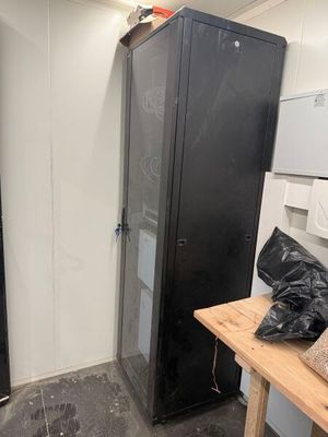 une armoire noire dans un coin de la pièce