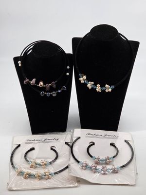 PERLES. Réunion de cinq colliers perles de culture et strass…