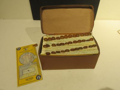 une valise remplie d'objets posée sur une table