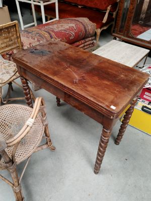 une table et des chaises dans une pièce avec beaucoup de meubles