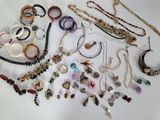 de nombreux colliers et bracelets disposés sur une table