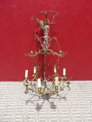 un lustre posé sur une table, avec un mur rouge en arrière-plan