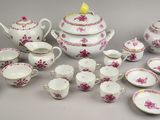 de nombreux types de plats et de tasses en porcelaine sur la table