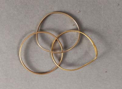 Une bague en or jaune 750mm (18k), à trois anneaux enchâssés…