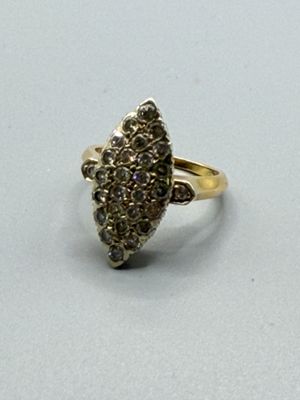 une photo d'une bague en or sertie d'un groupe de diamants
