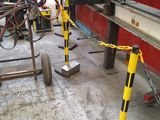 une machine qui travaille sur une pièce de métal