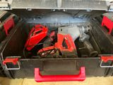 une boîte à outils contenant des outils, posée sur le sol