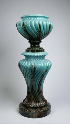 un vase bleu posé sur une table