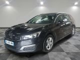 la voiture noire est garée sur un sol en damier dans le garage