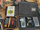 un boîtier contenant du matériel électrique posé par terre