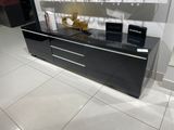 une photo d'un meuble TV noir dans un salon