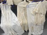 de nombreuses robes de mariée exposées dans un magasin