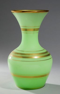 un vase vert orné d'une bande dorée