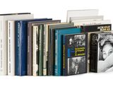 plusieurs livres sont empilés sur une surface blanche